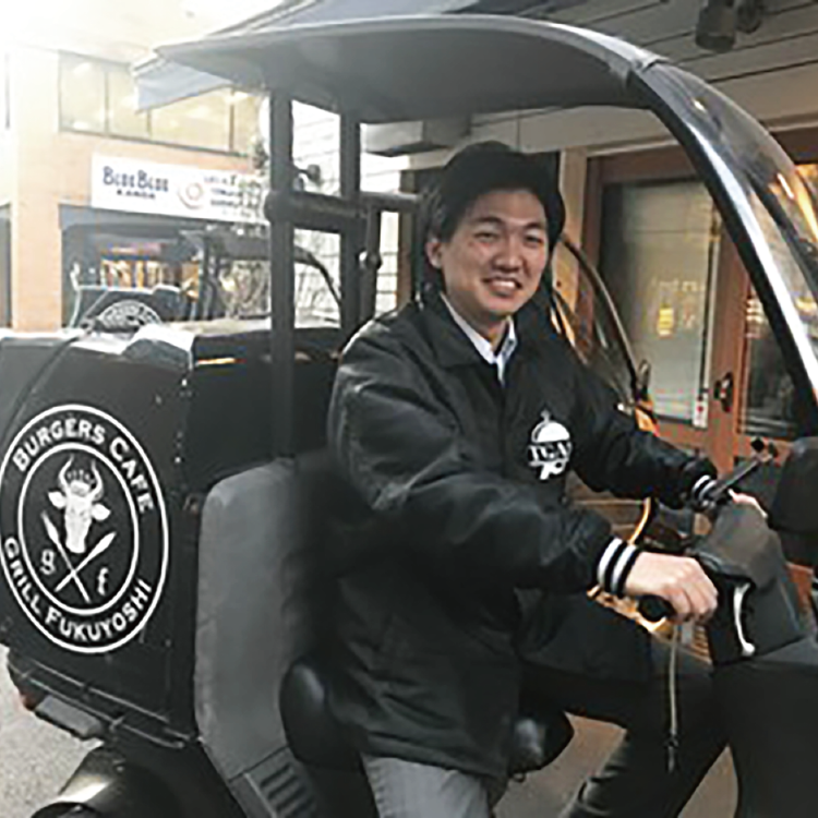 先輩社員紹介 直営神保町店スタッフ